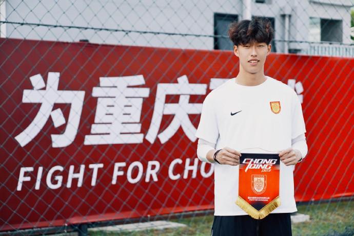 半岛体育官网-官方：重庆铜梁龙买断湖北青年星门将姚浩洋，双方签约五年