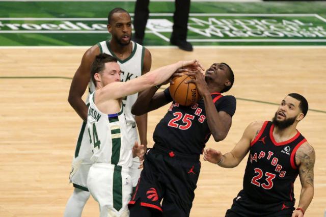 半岛体育网址-4连败！霍勒迪缺席雄鹿哑火 字母哥变身空砍群群主