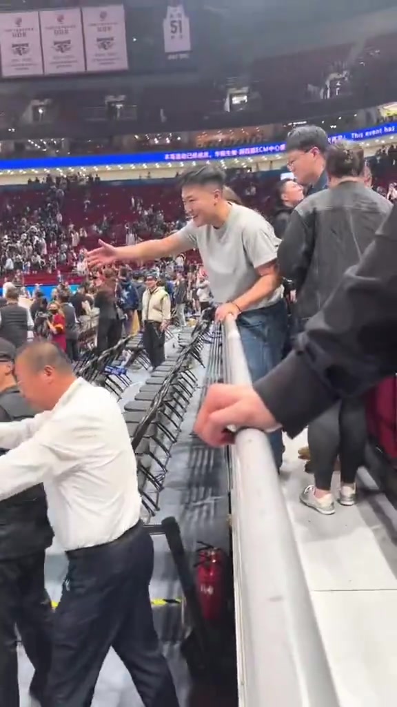 半岛体育网址-记者：李添荣这起冲突和北京队没啥关系 就是现场安保的态度问题